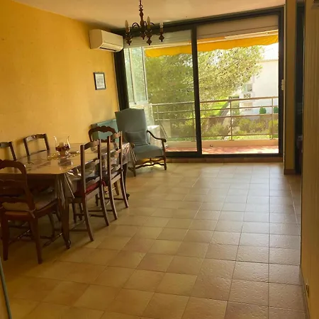 Frejussien En Bord De Appartement *